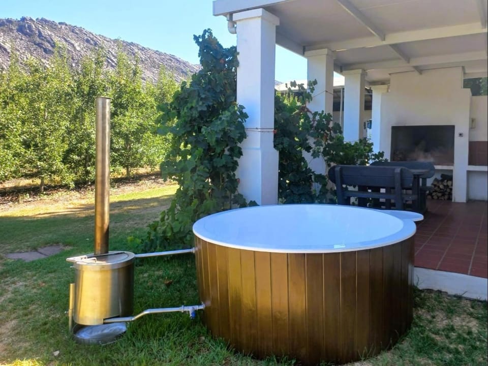 Patio, Day, Natural landscape, Garden, Hot Tub, Hot Tub, Garden view, Mountain view, Inner courtyard view