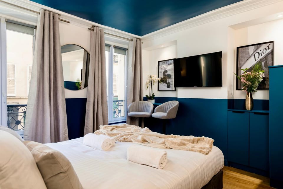 Bed, TV and multimedia, Seating area, Bedroom