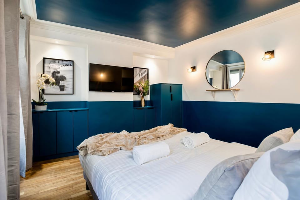 Bed, TV and multimedia, Bedroom