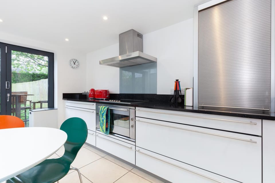 Kitchen or kitchenette, Dining area, oven, stove