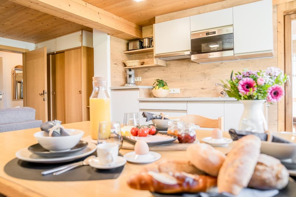 Kitchen or kitchenette, Dining area, Breakfast