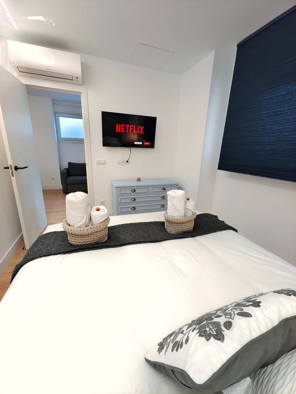 Bed, TV and multimedia, Bedroom, internet, air conditioner