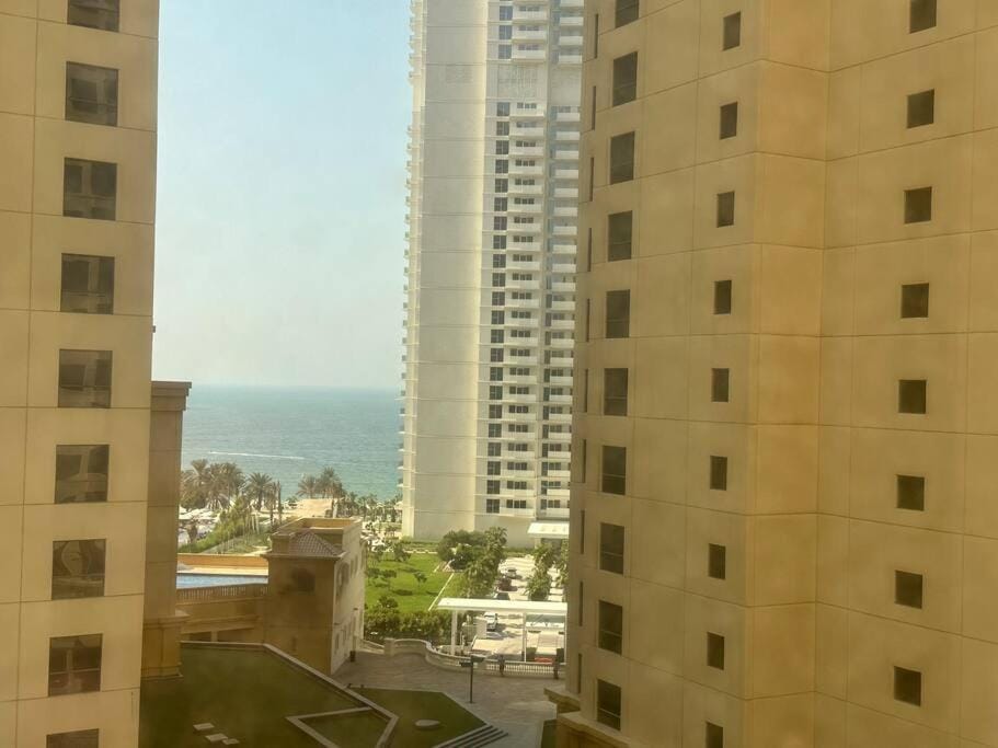 Sun, Sand, and FUN - King Bed, Sofa Bed! Sleeps 4 Apartment in Dubai
