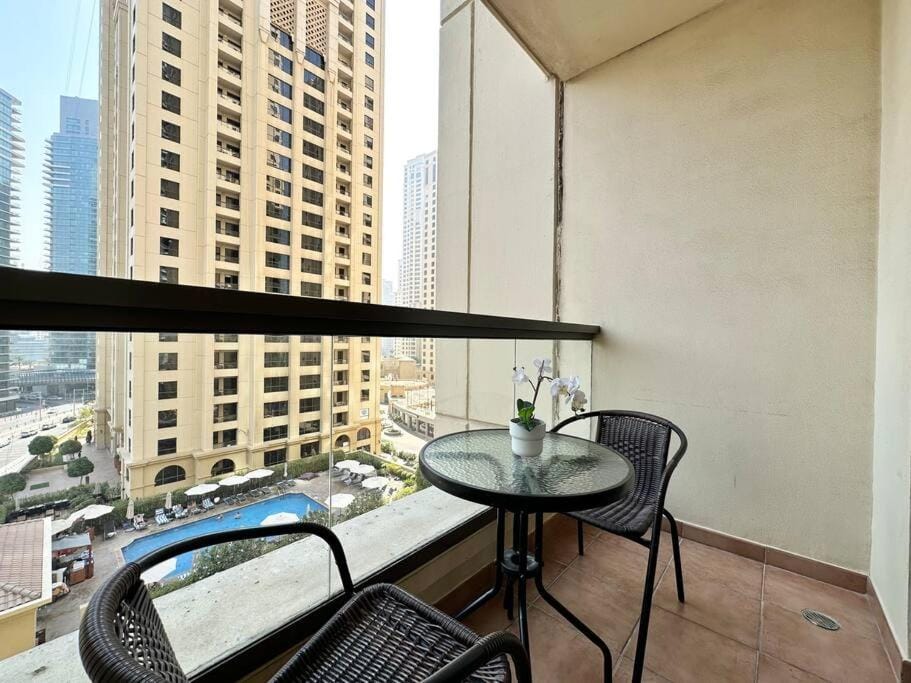 Sun, Sand, and FUN - King Bed, Sofa Bed! Sleeps 4 Apartment in Dubai