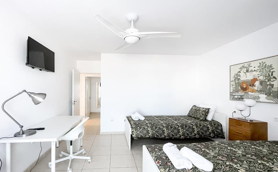 Bed, TV and multimedia, Photo of the whole room, Bedroom, fireplace