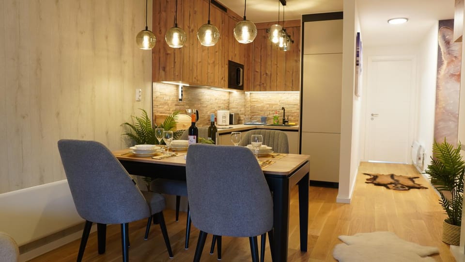 Kitchen or kitchenette, Living room, Seating area, Dining area