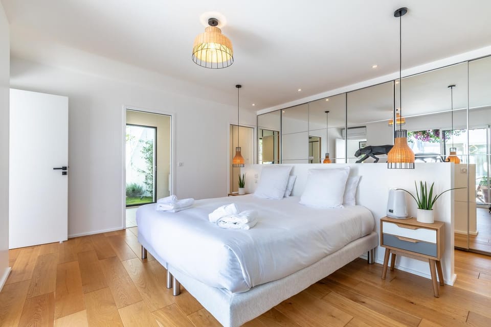 Photo of the whole room, Bedroom