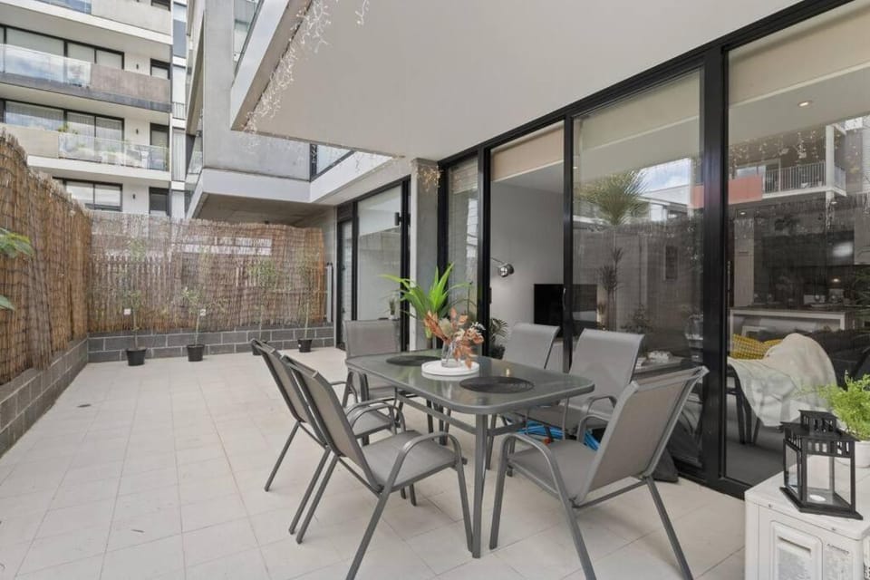 Ink Echelon Escape Apartment in Saint Kilda