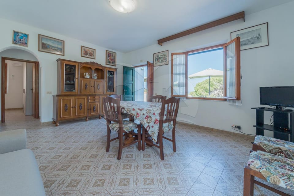 Communal lounge/ TV room, TV and multimedia, Living room, Seating area, Dining area, Evening entertainment