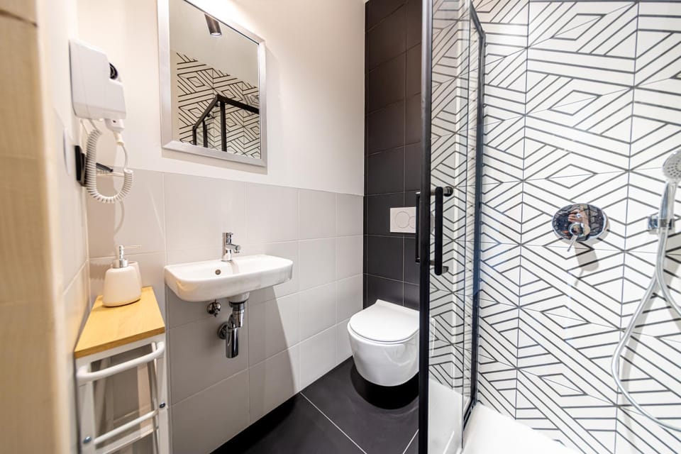 Shower, Toilet, Bathroom, towels, dryer