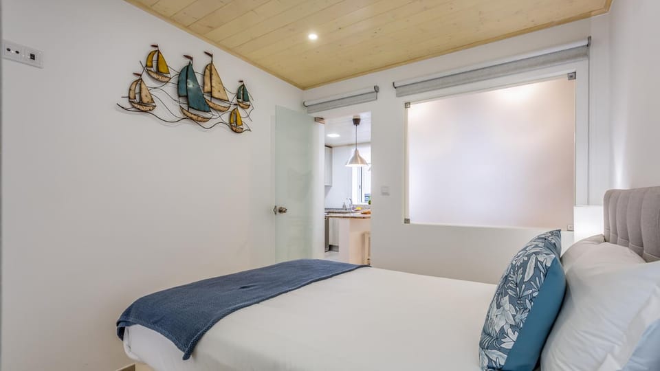 Bed, Photo of the whole room, Seating area, Bedroom