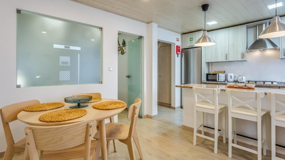 Kitchen or kitchenette, Dining area, minibar, pet friendly, stove