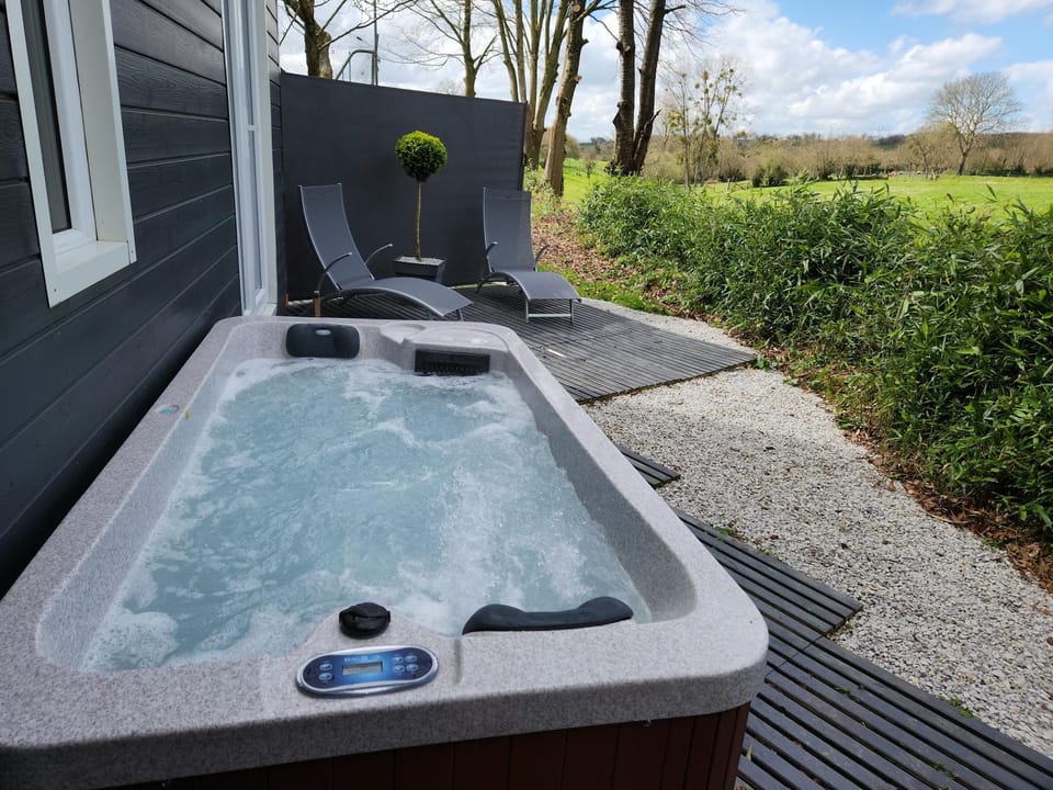 le cocon d'amour " tiny-house avec jaccuzi privé " House in Normandy