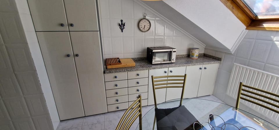 Kitchen or kitchenette, minibar