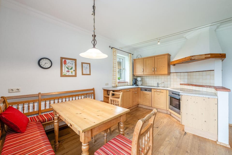 Kitchen or kitchenette, Seating area, Dining area, stove