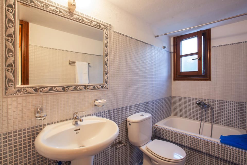 Shower, Toilet, Bathroom, Bath, towels