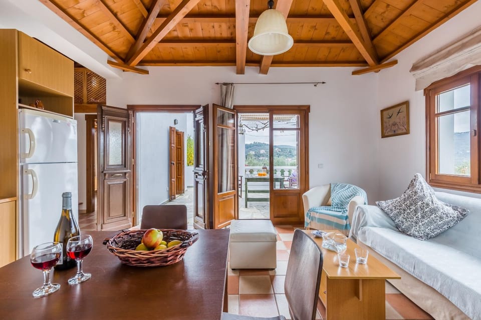 Kitchen or kitchenette, Living room, Food and drinks, Seating area, Dining area, Food, Drinks