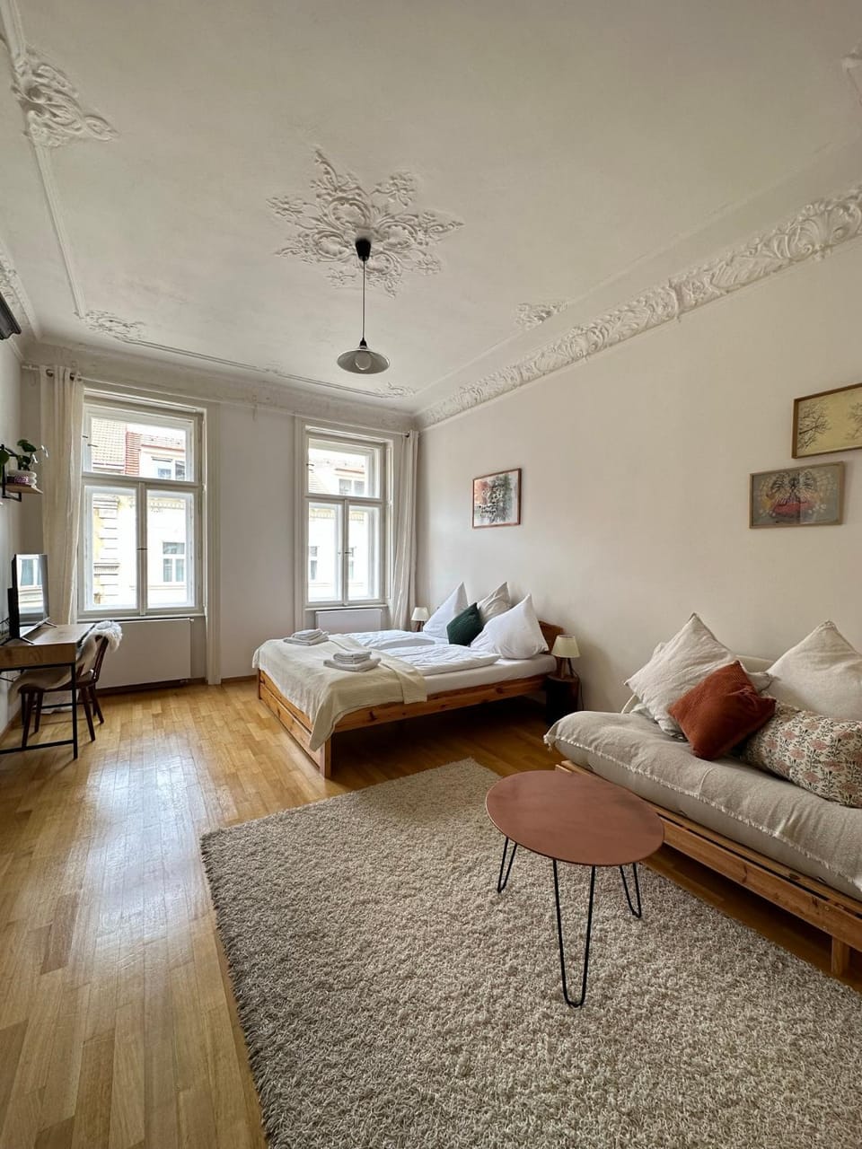 Bed, TV and multimedia, Photo of the whole room, Seating area, Bedroom