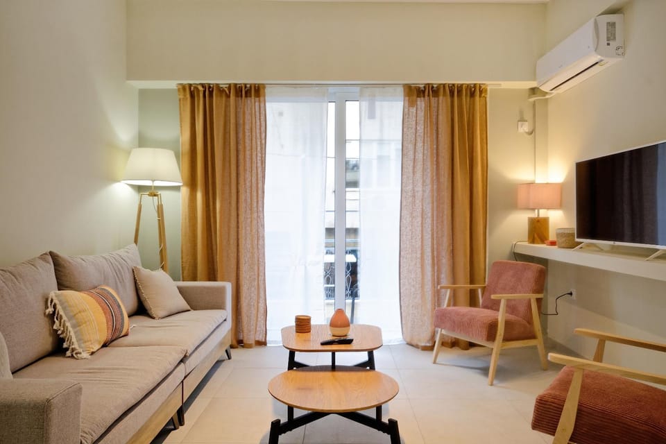 Communal lounge/ TV room, TV and multimedia, Living room, Seating area, Evening entertainment, internet, air conditioner