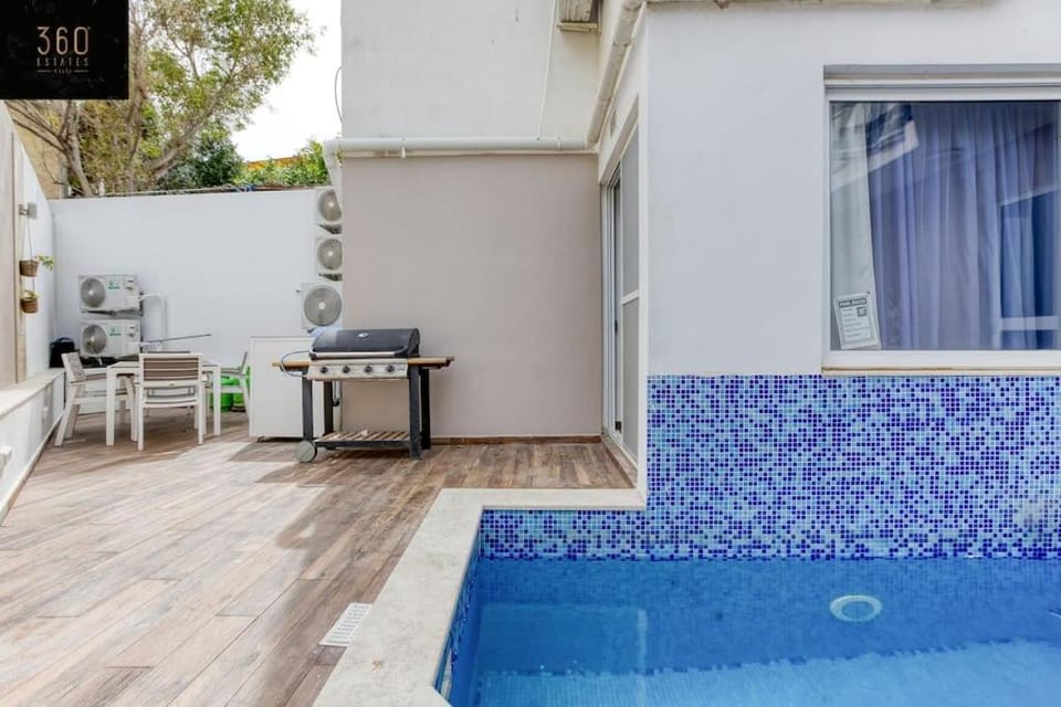 Patio, Day, Hot Tub, View (from property/room), Balcony/Terrace, Pool view, Swimming pool, sunbed