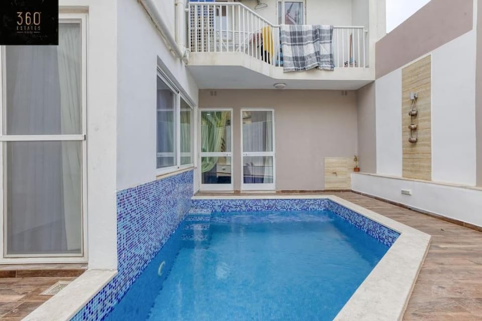 Property building, Patio, Day, Pool view, Swimming pool, sunbed