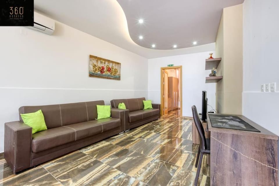 TV and multimedia, Kitchen or kitchenette, Living room, Seating area, air conditioner