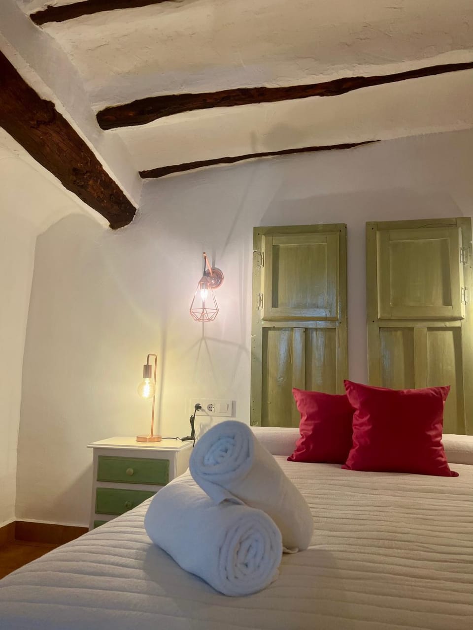 Bed, Bedroom, towels
