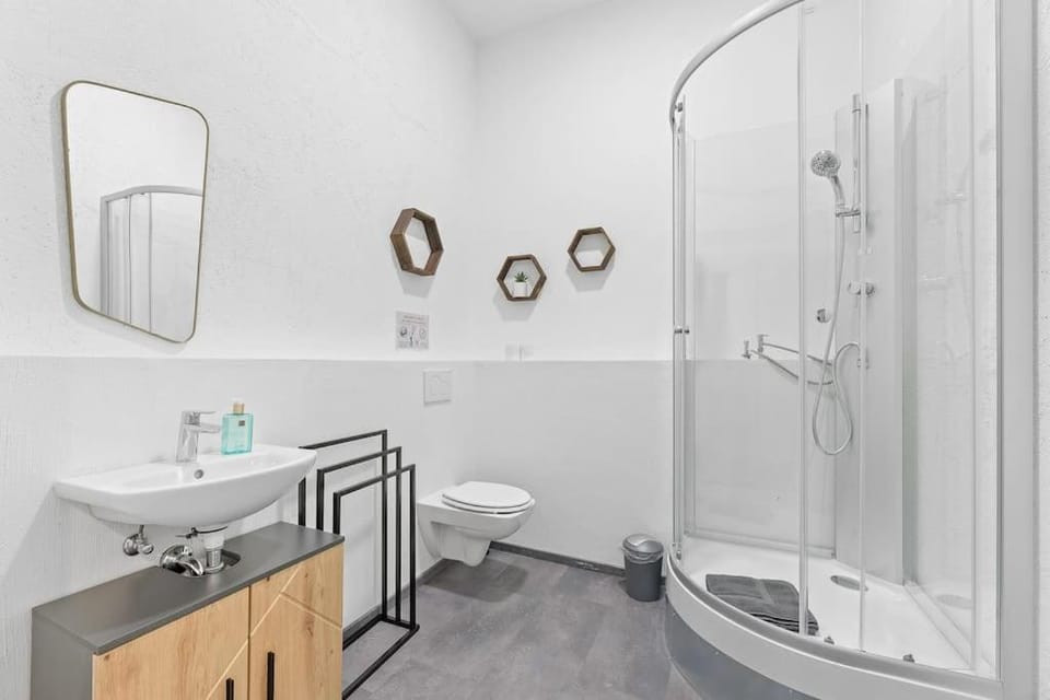 Shower, Toilet, Bathroom, towels
