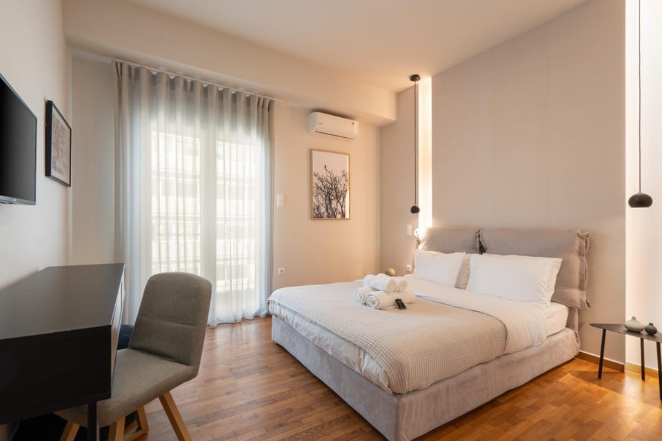 Bed, TV and multimedia, Photo of the whole room, Bedroom