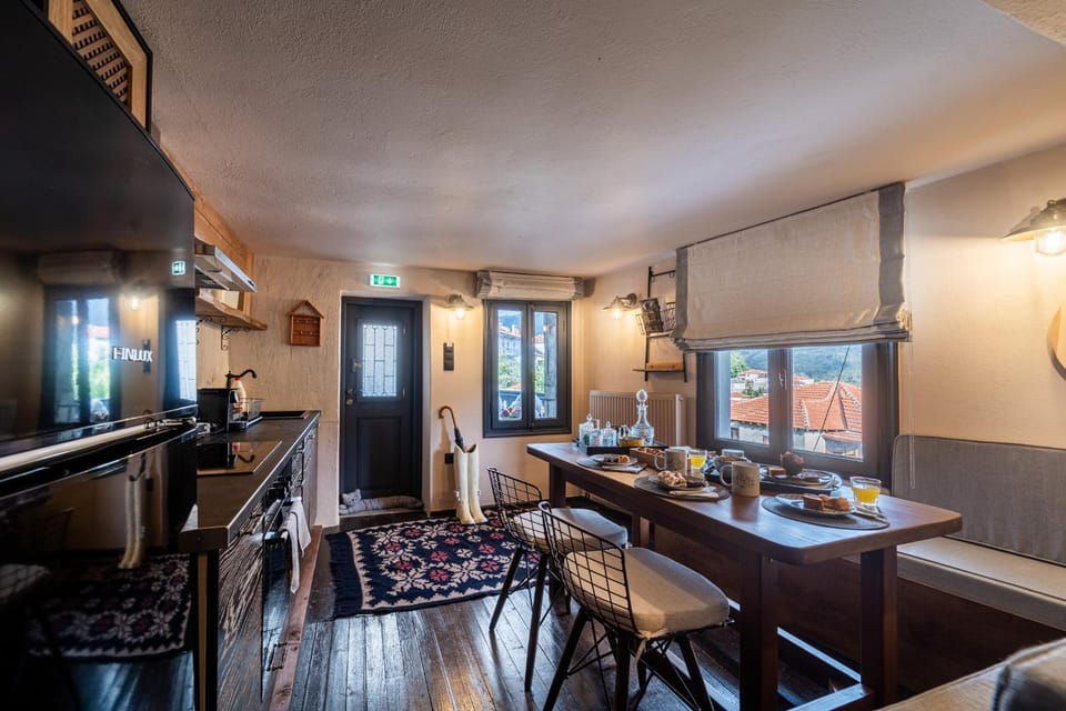 Kitchen or kitchenette, Dining area