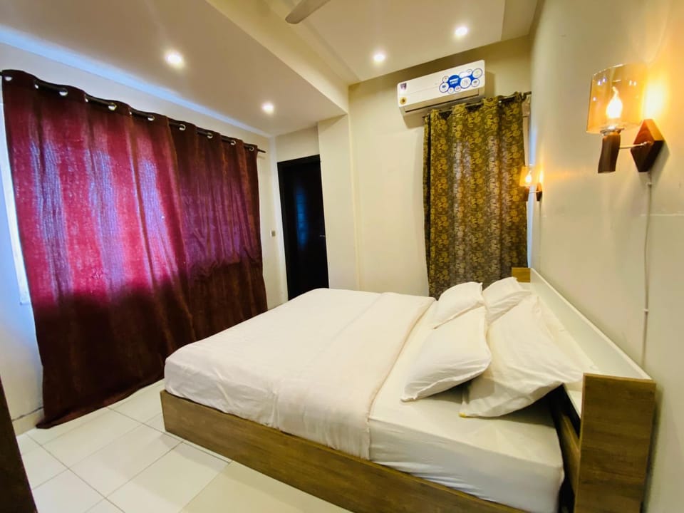 Bed, View (from property/room), View (from property/room), Bedroom, Family, Family, Family, air conditioner, air conditioner