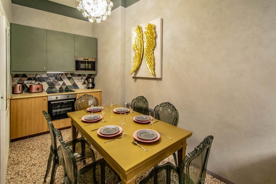 Coffee/tea facilities, Kitchen or kitchenette, Dining area, stove
