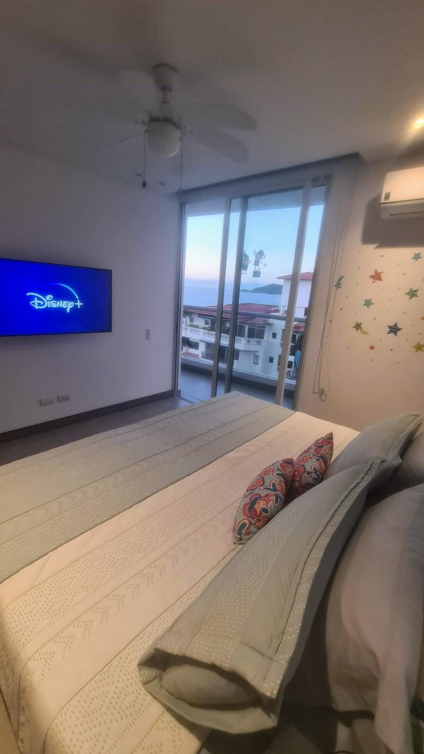 Photo of the whole room, Sea view