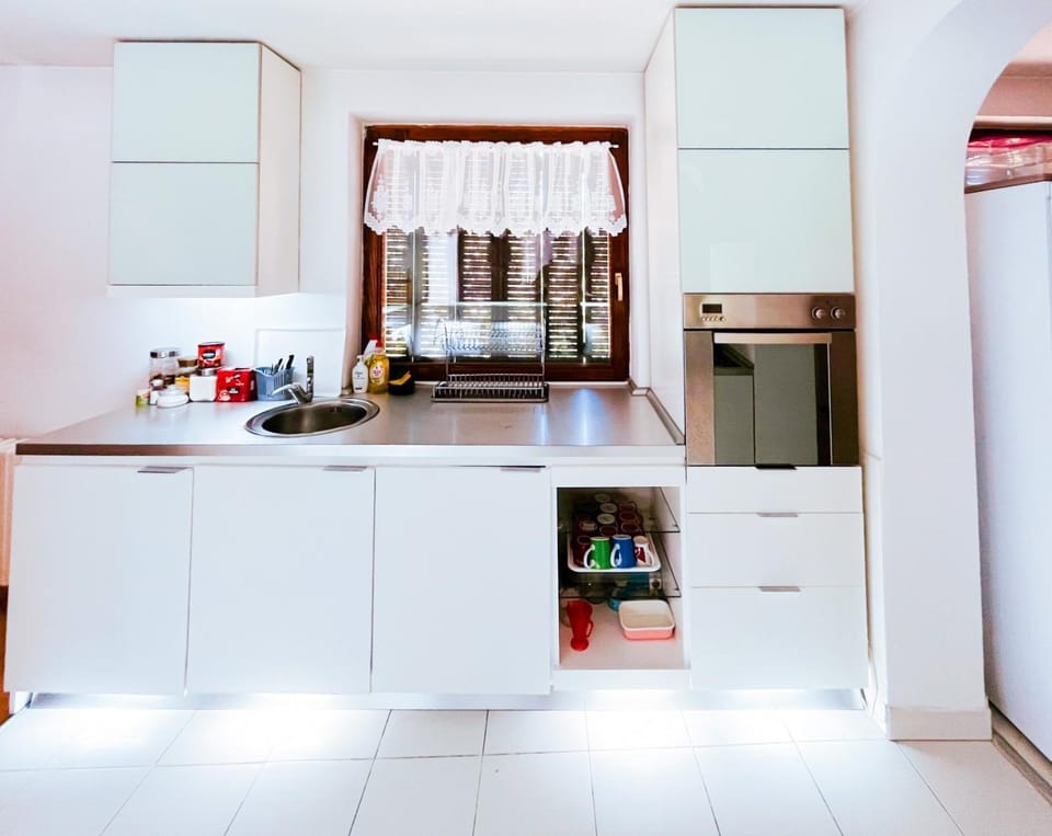 Kitchen or kitchenette, dishwasher, minibar, oven, stove