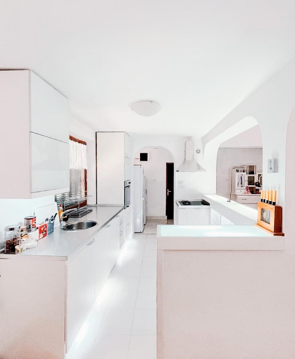 Coffee/tea facilities, Kitchen or kitchenette, dishwasher, minibar, oven, stove