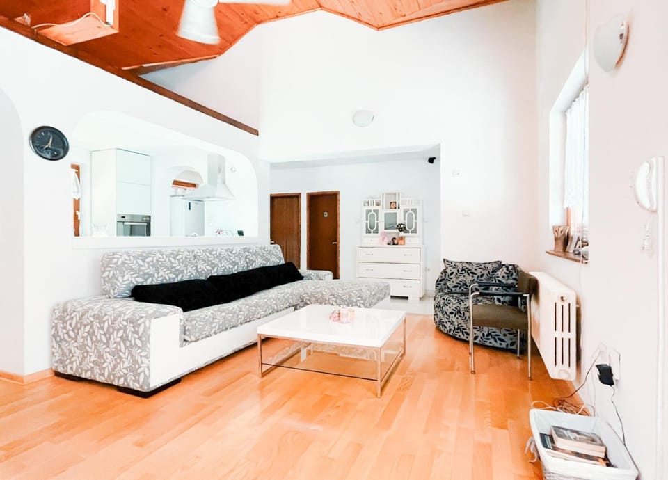 Bed, Living room, Photo of the whole room, Seating area, Bedroom
