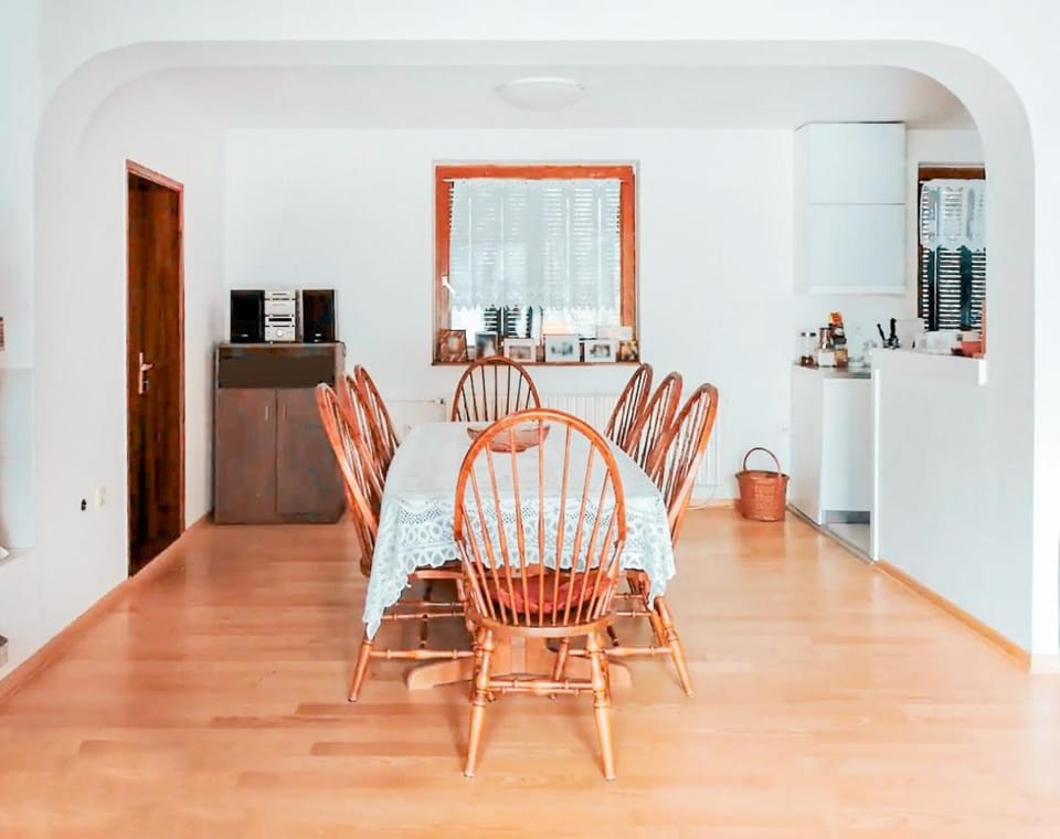 Kitchen or kitchenette, Living room, Seating area, Dining area