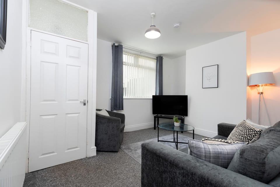 Quiet and comfy house with 2 bedrooms and 2 bathrooms super fast WiFi and crisp hotel standard white linen hosted by Our Home Short Stays Apartment in Darlington