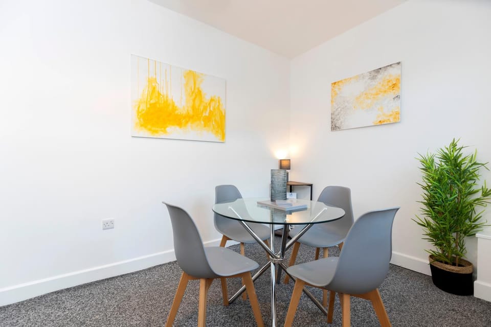 Quiet and comfy house with 2 bedrooms and 2 bathrooms super fast WiFi and crisp hotel standard white linen hosted by Our Home Short Stays Apartment in Darlington