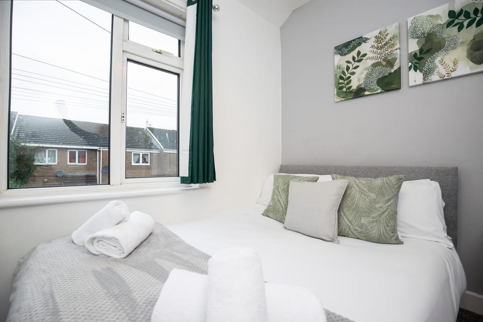 Quiet and comfy house with 2 bedrooms and 2 bathrooms super fast WiFi and crisp hotel standard white linen hosted by Our Home Short Stays Apartment in Darlington