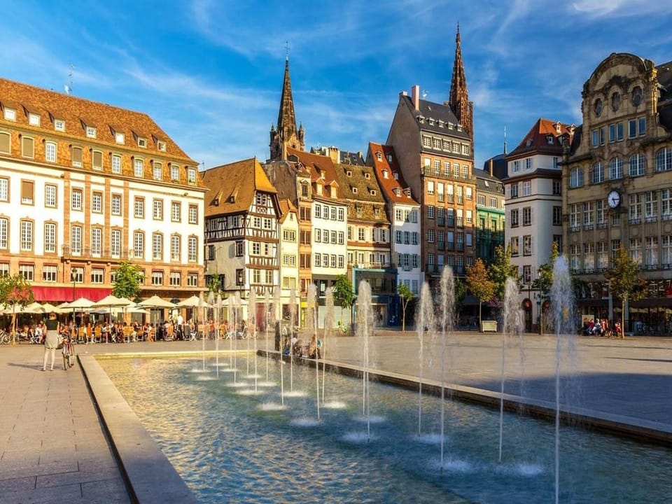 Nearby landmark, Day, Neighbourhood, Natural landscape, Other, Shopping Area, Entertainment, Time of day, children, young children, Family, internet