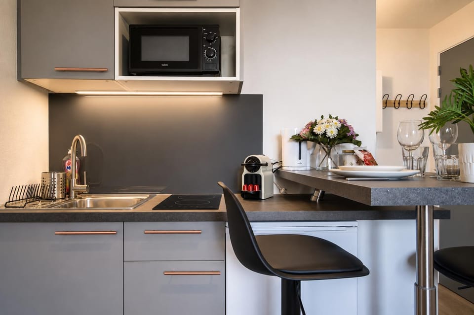 Coffee/tea facilities, Kitchen or kitchenette, stove