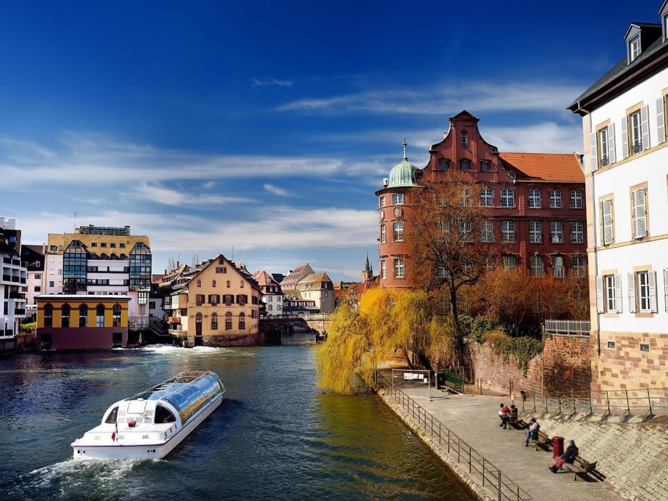Nearby landmark, Day, Natural landscape, Activities, City view, River view