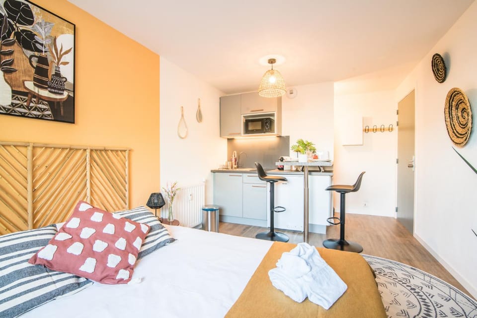 Bed, TV and multimedia, Kitchen or kitchenette, Living room, Photo of the whole room, Seating area, Dining area, Bedroom