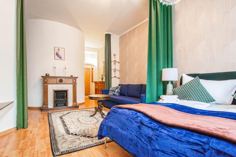 Bed, Living room, Photo of the whole room, Seating area, Bedroom, flat iron