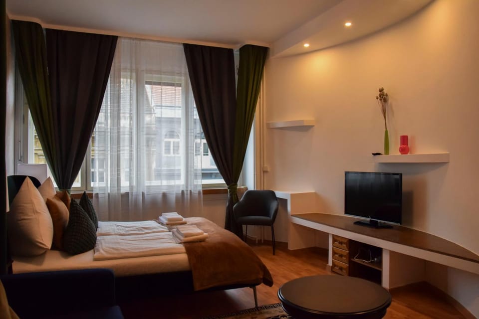 Bed, TV and multimedia, Living room, Photo of the whole room, Bedroom