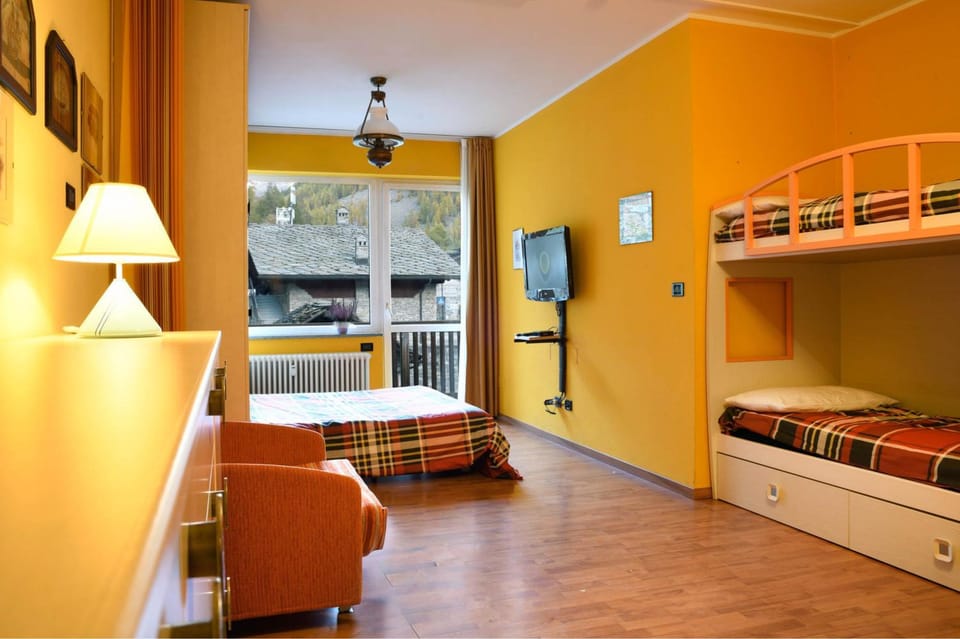 Bed, TV and multimedia, Living room, Photo of the whole room, Bedroom, bunk bed
