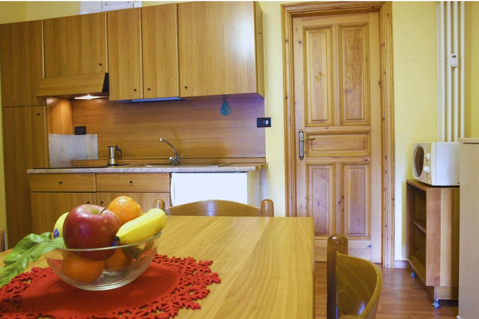 Kitchen or kitchenette, Dining area, stove