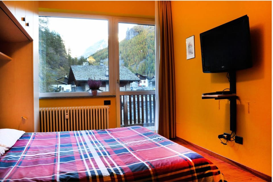 Bed, TV and multimedia, Evening entertainment, Bedroom