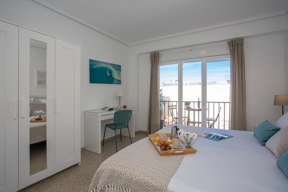 Bed, Photo of the whole room, Seating area, Bedroom